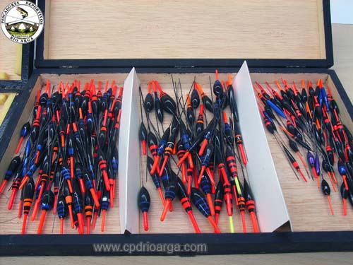 caja de corchos, de diferentes tamaños,