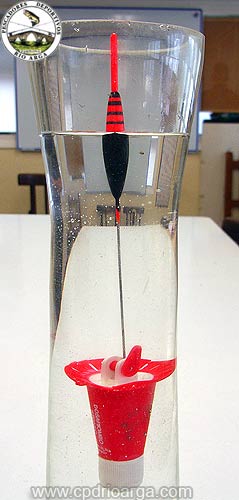 Con este aparato conseguimos plomear los corchos en nuestra casa.