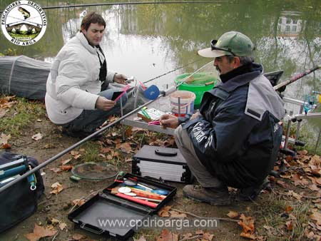 Natxo y Javier, nacho le esta explicando la pesca al cup.