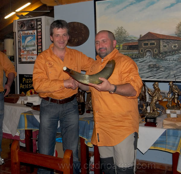 Josetxo recibiendo el "cuerno" campeon