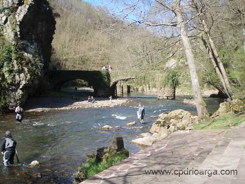 Pescando en el Puente de Las Brujas puente