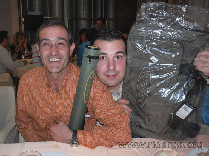 Ultimamente a Andrés le toca siempre algo en los sorteos, esta vez una caña para lago marca Vision, a Javi una bolsda.