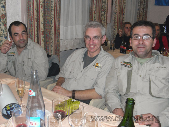 Cuqui, Secundino Coto y Cristian Urruzuno durante la cena.