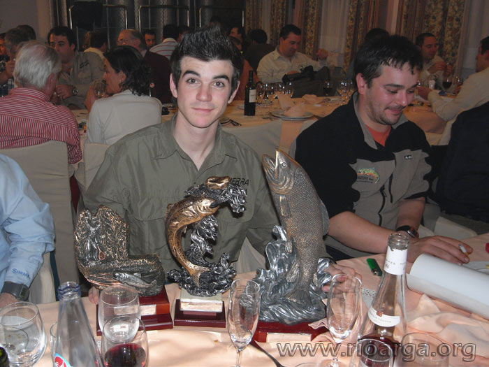 Miguel con los trofeos conseguidos