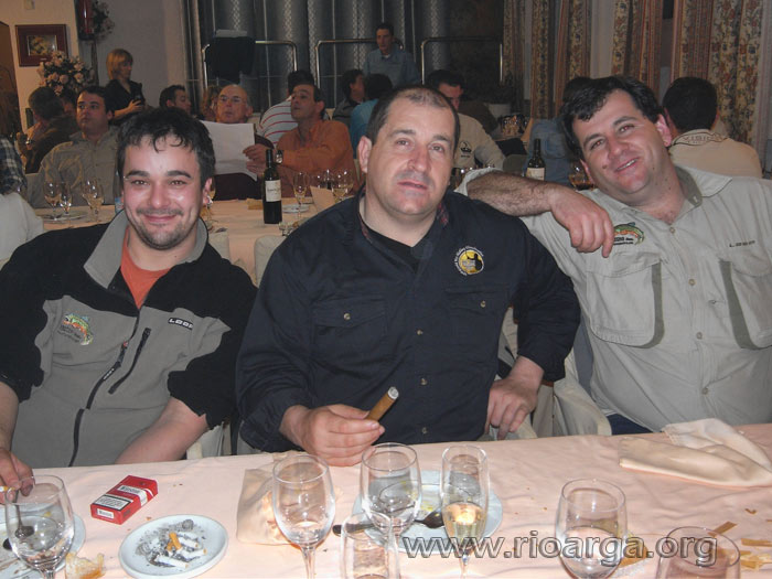 Rodolfo escoltado por Arkaitz y Aitor.