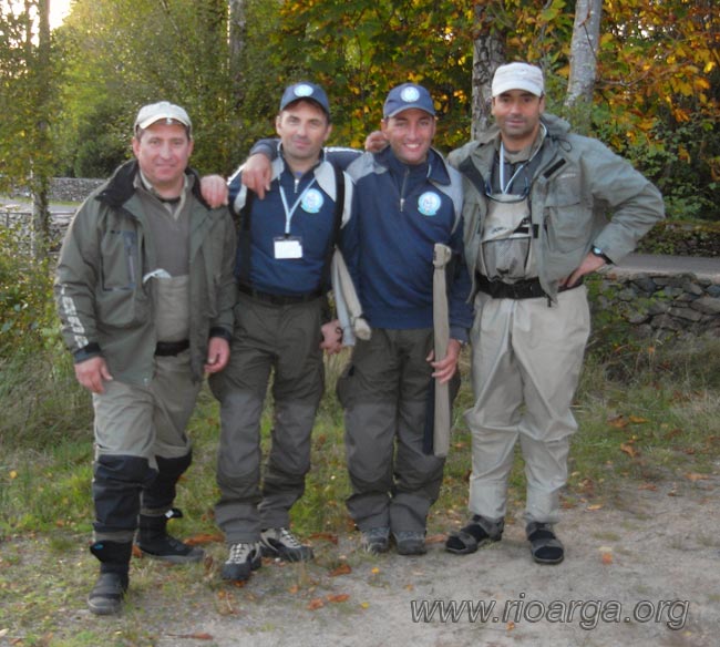 Etamos Fernando y yo con Luca y Sandro del equipo Italiano en la parada a comer. Con-los-italianos