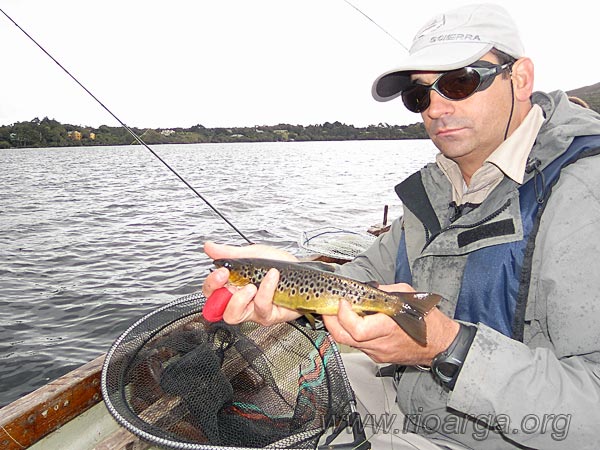 Fernando nos muestra una de las truchas pescadas en los entrenamientos trucha-ferran