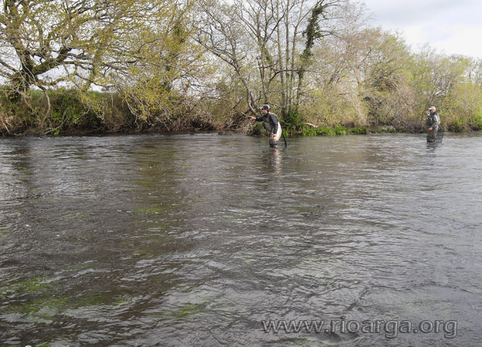 Arkaitz e Ivan pescando en la parte alta del tramo