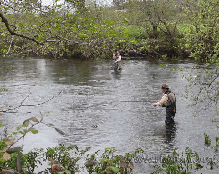 Antonio mojando la oreja del padre
