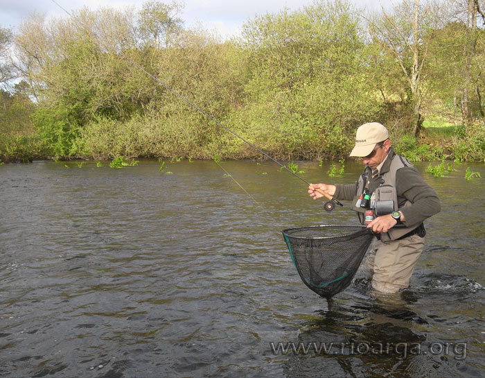 Jordi presentando una trucha