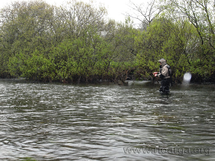 Miguel Montoto pescando bajo la lluvia que no dej&oacute; de caer en toda la manga