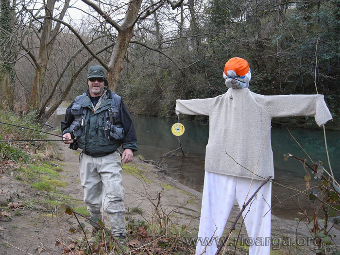 Jes&uacute;s posando junto a un espantacormoranes antes de empezar la primera manga