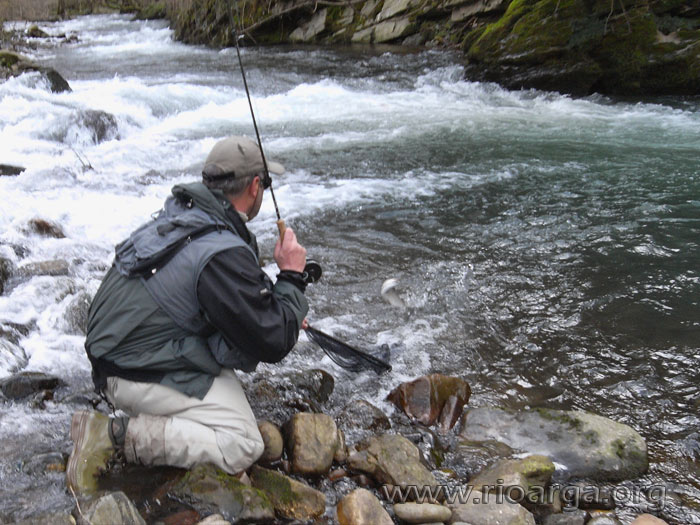 Jes&uacute;s Alvarez de Soria sacando una trucha