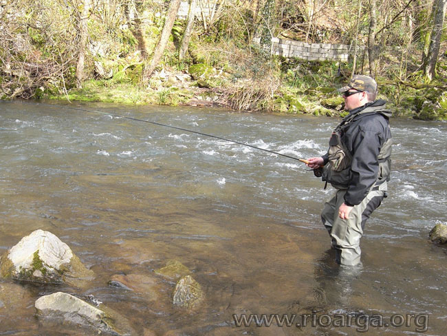 Juan Pablo Mart&iacute;nez de Soria pescando