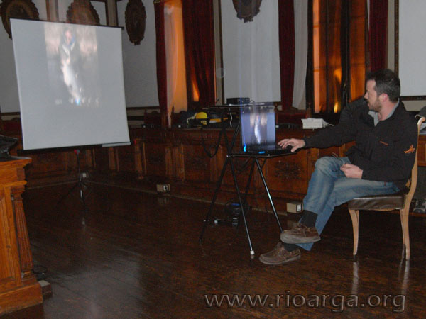 Pepe dando la charla