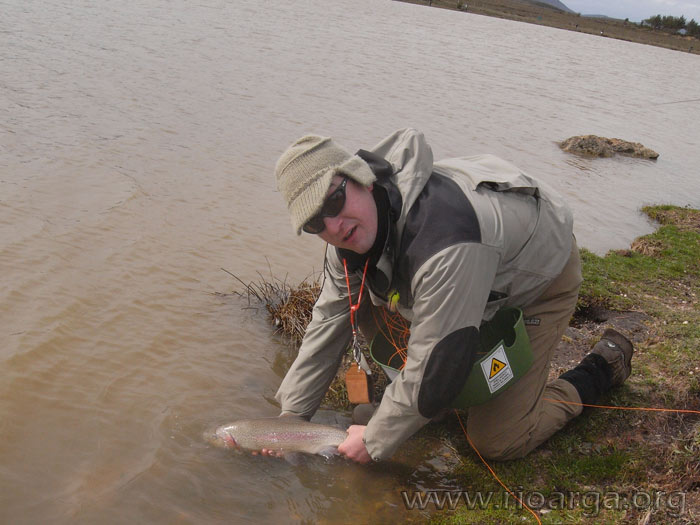 La trucha en cuesti&oacute;n, a&uacute;n no se le hab&iacute;a pasao la cara de susto.