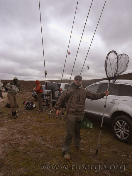 Juan Carlos Castro saliendo a pescar, se aprecian los pajuaros que hab&iacute;a puesto.
