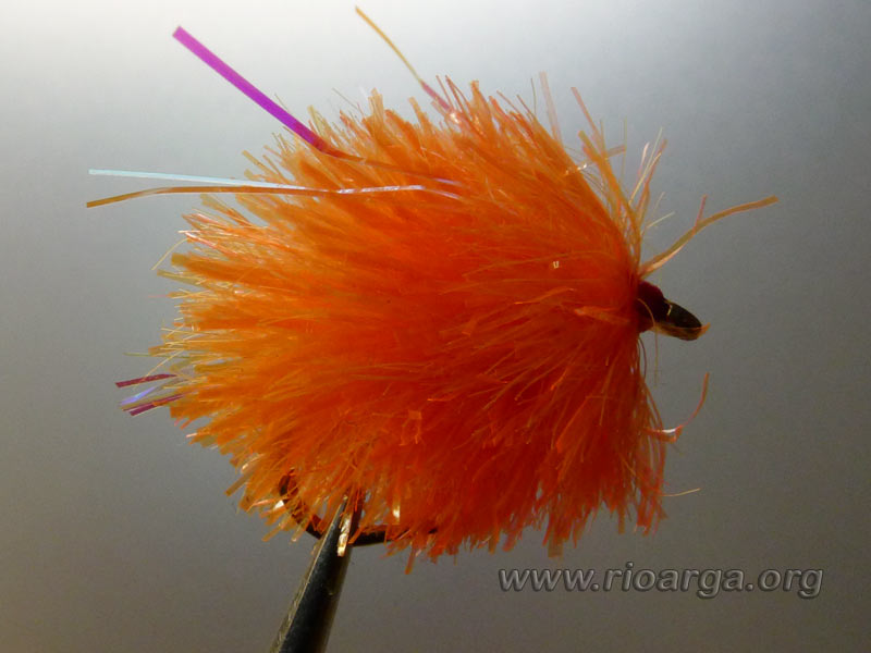 ponblop, no nos quedaron ninguno de los que pescaban pero se parec&iacute;an algo........s&iacute;, llevaban anzuelo y bola de tungsteno 