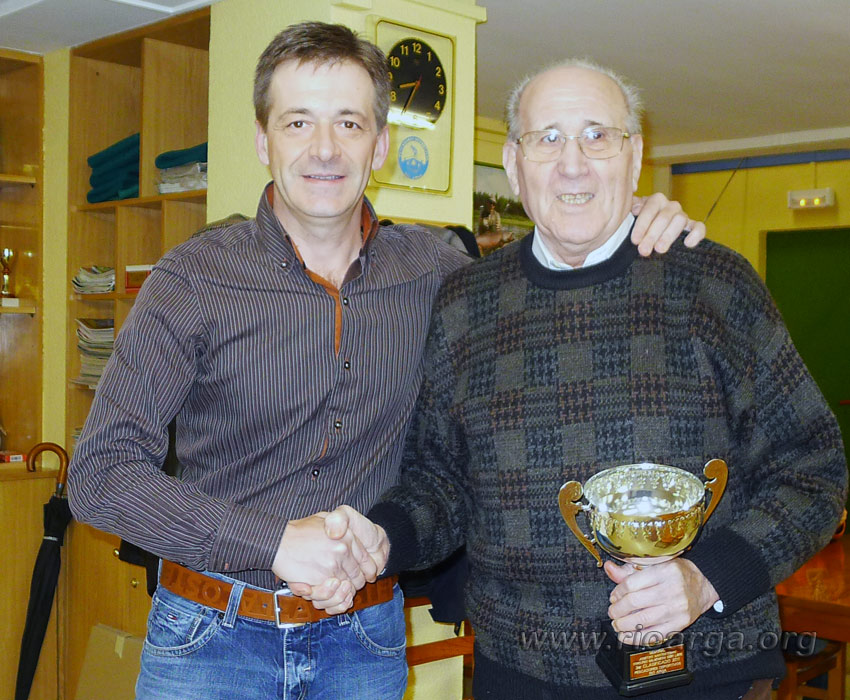 3º clasificado: Iñaki Valero Romano, recoge el trofeo su abuelo Jesús Romano