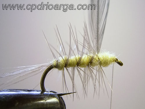 Colocamos la segunda pluma y ponemos un poco dubbing en la cabeza haciendo de cama y así asentar mejor ésta. 7