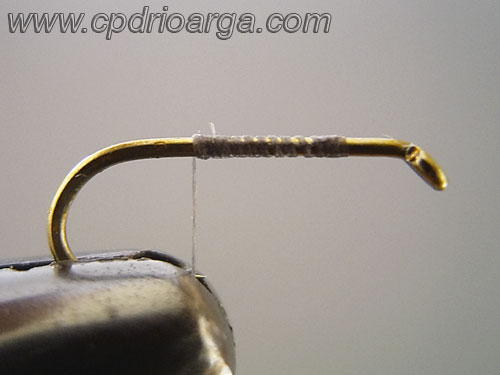 Colocamos el anzuelo en el torno sujetando el hilo de montaje. Red-Tag-1