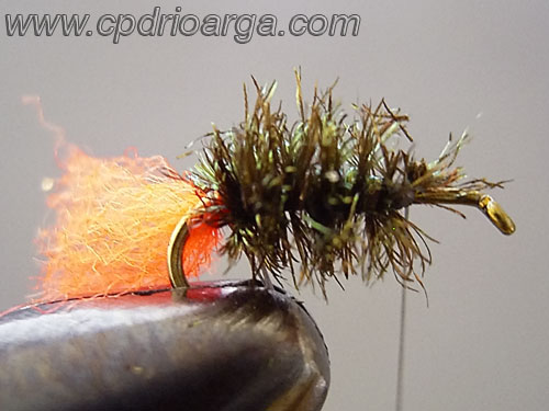 Enrollamos las fibras confeccionando el cuerpo Red-Tag-4