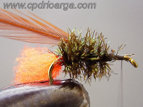 Sujetamos la pluma de gallo que hará de collar. Red-Tag-5