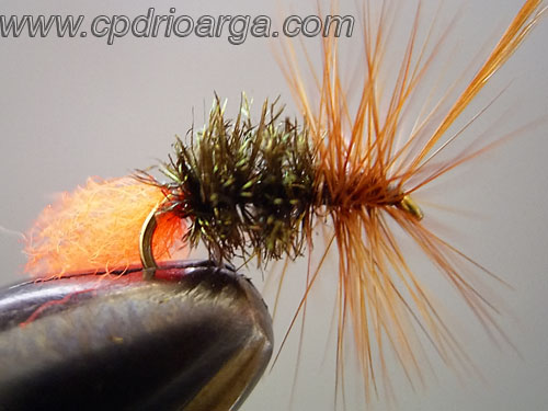 Enrollamos la pluma formando el collar Red-Tag-6