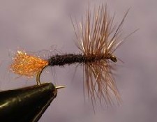 añadimos el collar, lo enrrollamos, anudamos y ya tenemos la mosca terminada Terminatorfinal