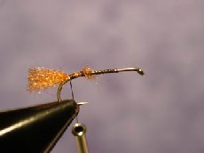 Sujetamos el un mechón de dubbing marron en la parte trasera del anzuelo terminator1