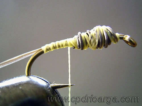 Añadimos el hilo de plomo ninfa betido 2