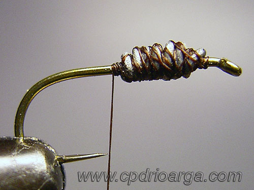 Colocamos el anzuelo y con el hilo de montaje sujetamos el plomo pheasanttail21