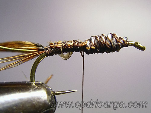 Añadimos las fibras de faisán con las que haremos el cuerpo y el tinsel pheasanttail23