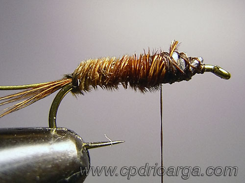 Confeccionamos el cuerpo enrrollando las fibras de faisán pheasanttail24