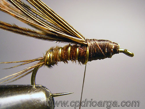 Colocamos un mechón de fibras de cola de faisán con las que confeccionaremos el saco alar pheasanttail26