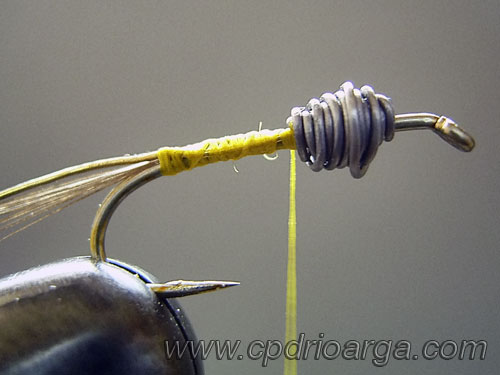Añadimos el hilo de plomo y lo enrrollamos en la parte superior del anzuelo y dar mas volumen a el tórax ninfa2 baetis rhodani 3
