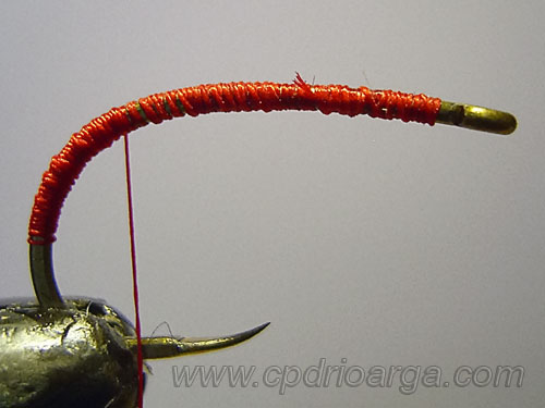 Cubrimos toda la superficie del anzuelo con el hilo de montaje sanjuan2