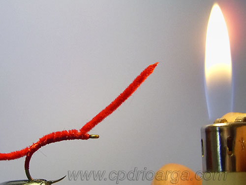 Para finalizar el montaje, con un mechero calentamos las puntas del microchenille rquedando rematadas sanjuan6