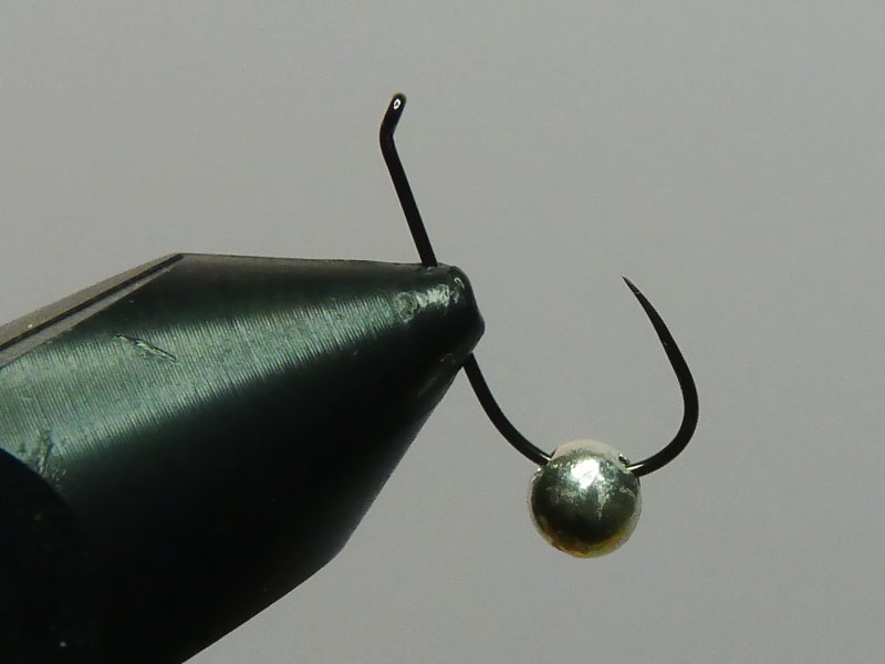 Colocamos la bola de tungsteno en el anzuelo