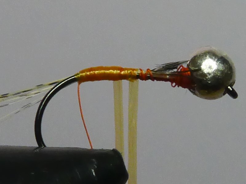 Enrrollamos el hilo plástico haciendo el cuerpo