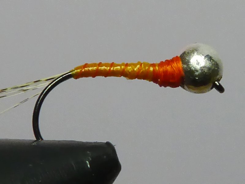 Hacemosun poco de collarín en la zona del tórax con el hilo de montaje y anudamos