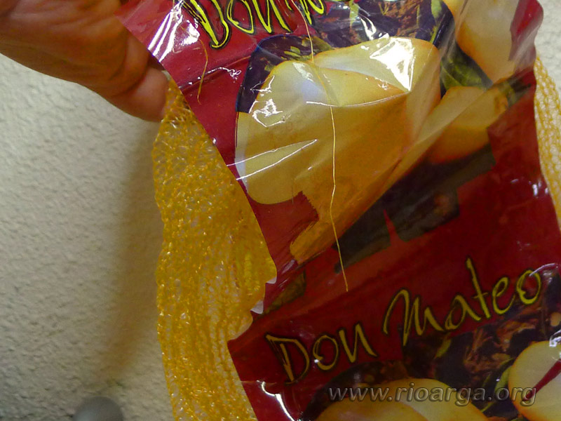 De una bolsa de patatas extraemos una fibra de la malla para confeccionar el cuerpo