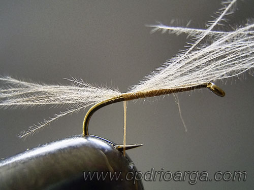 Con el hilo de montaje sujetamos unas fibras de CDC a modo de cercos cdc1 1