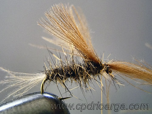 Vamos añadiendo mechones de pluma de CDC hasta conseguir la tupidez que deseemos y anudamos terminando el montaje cdc1 4