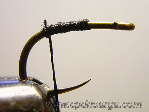 Colocamos el anzuelo en el torno y enrollamos el hilo de montaje 1