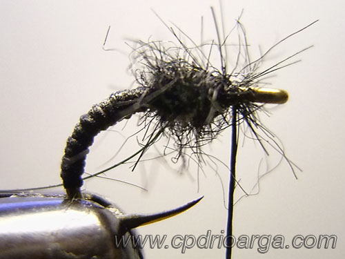 Enrrollamos el dubbing de oreja de liebre teñida en negro formando un tórax 3