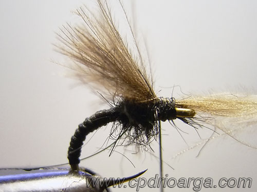 Colocamos las plumas de culo de pato y anudamos 4