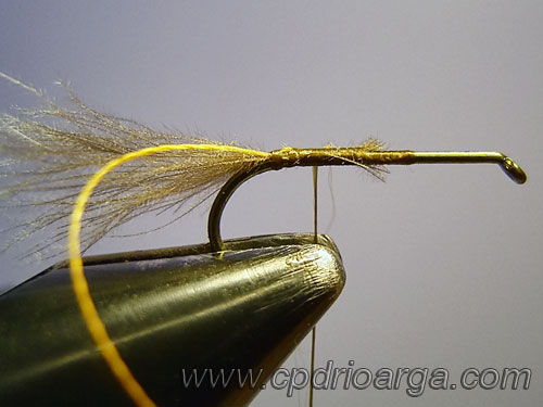 Sujetamos un hilo naranja vivo para la brinca. 3