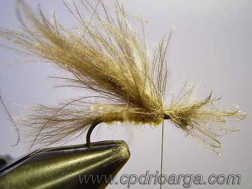 Añadimos un mechón abundante de CDC gris para el ala. 7