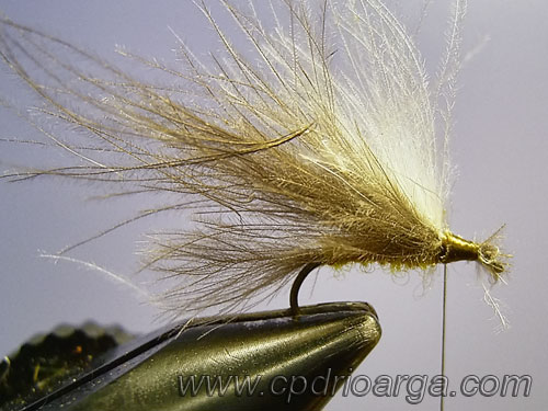 Aseguramos firmemente el CDC con el hilo de montaje. 9